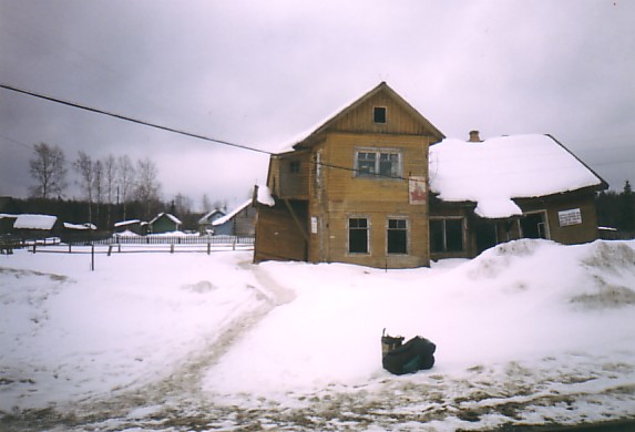 Главное здание (диспетчерская). Вид с северной стороны.  21.03.2004